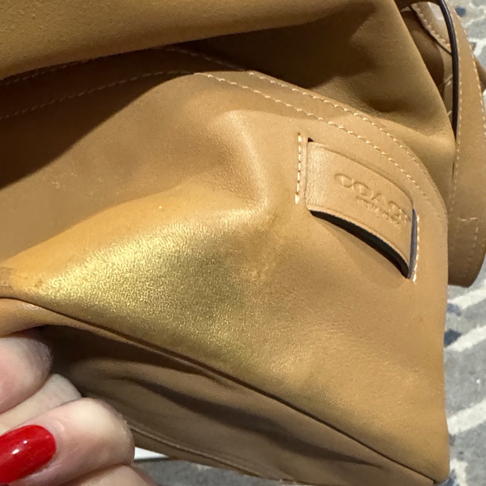 Elegant Tan Leather Tote Bag - Picture 5 of 6